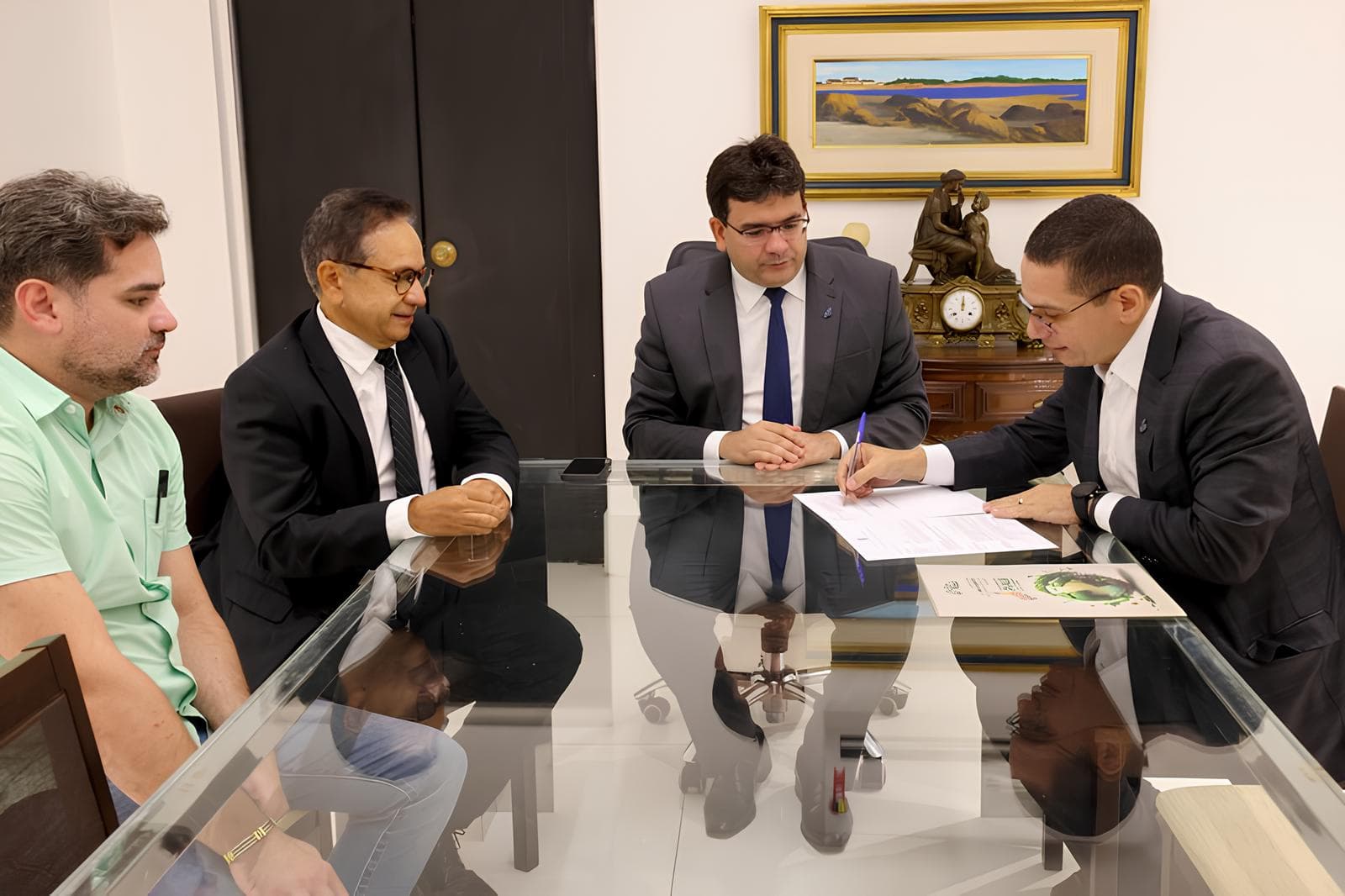 Secretário Daniel Oliveira assinando ordem de serviço.