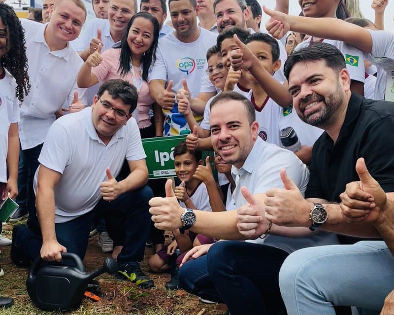 Rafael Fonteles e João Victor Oliveira com participantes do evento.