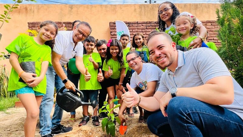 Gestores da SEMARH auxiliando o plantio de muda,