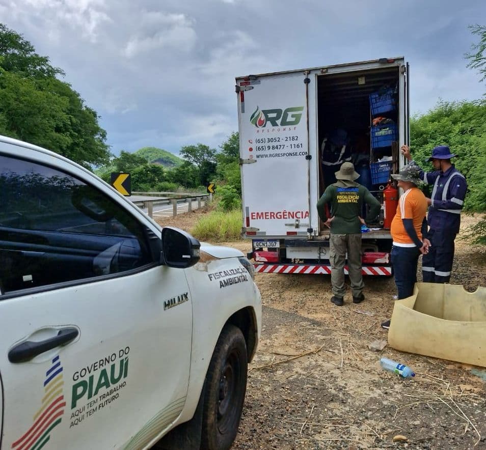 Semarh realiza vistoria técnica após acidente com carreta carregada de álcool hidratado em Picos