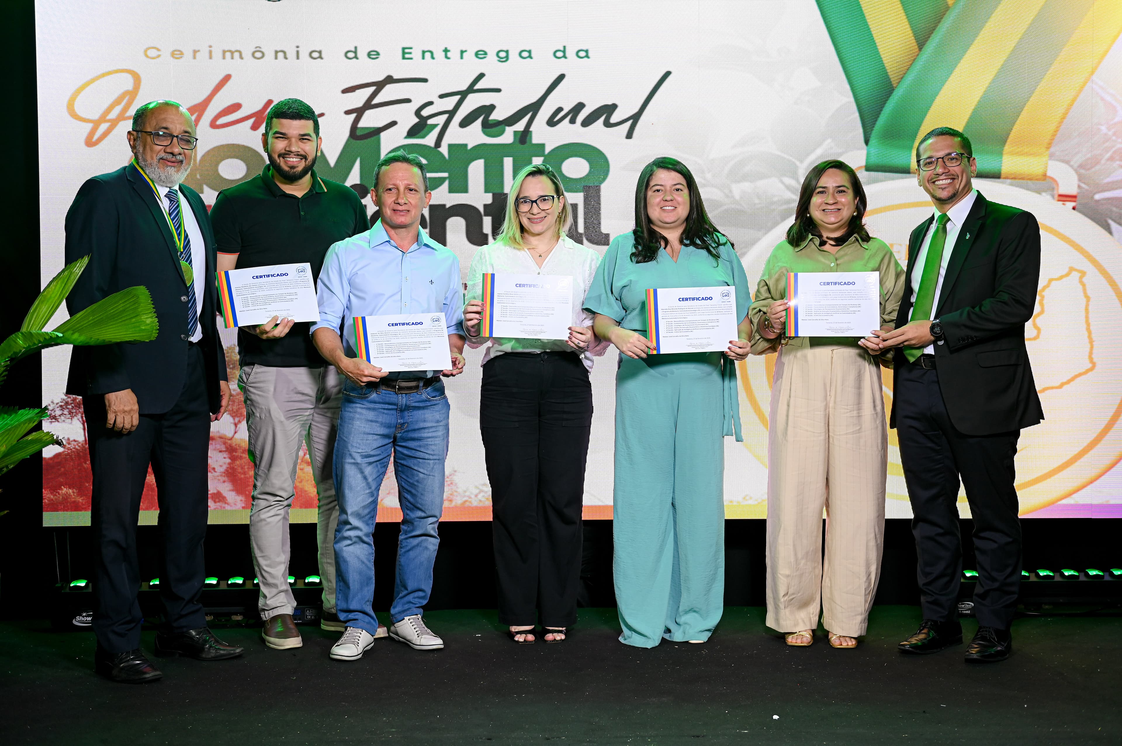 Servidores recebendo seus certificados de conclusão de curso.