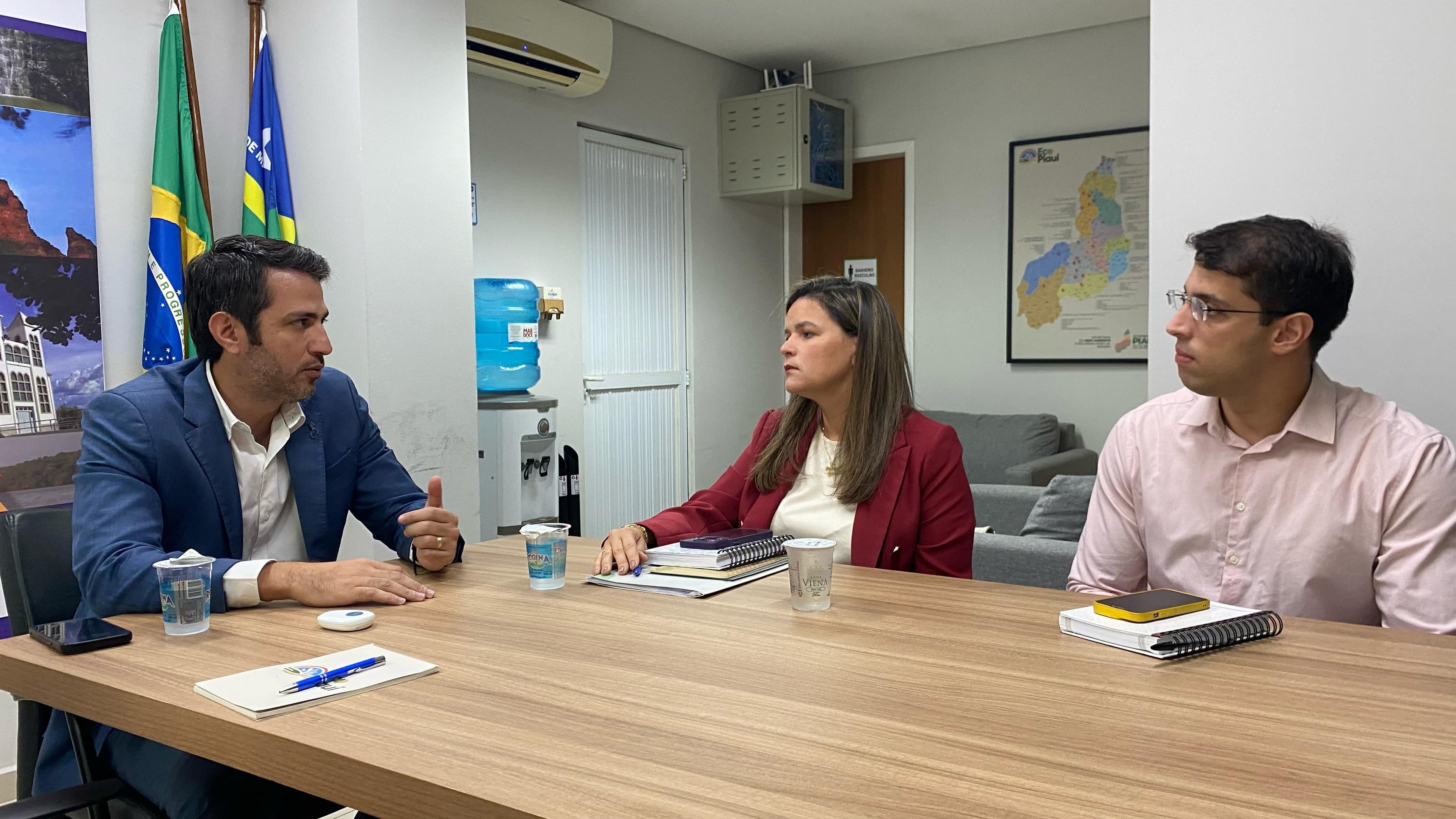 Secretário Feliphe Araújo e representantes do MP