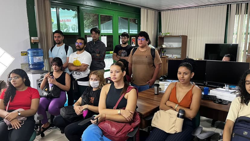 estudantes-de-biologia-da-ufpi-visitam-sala-de-monitoramento-climatico-da-semarh