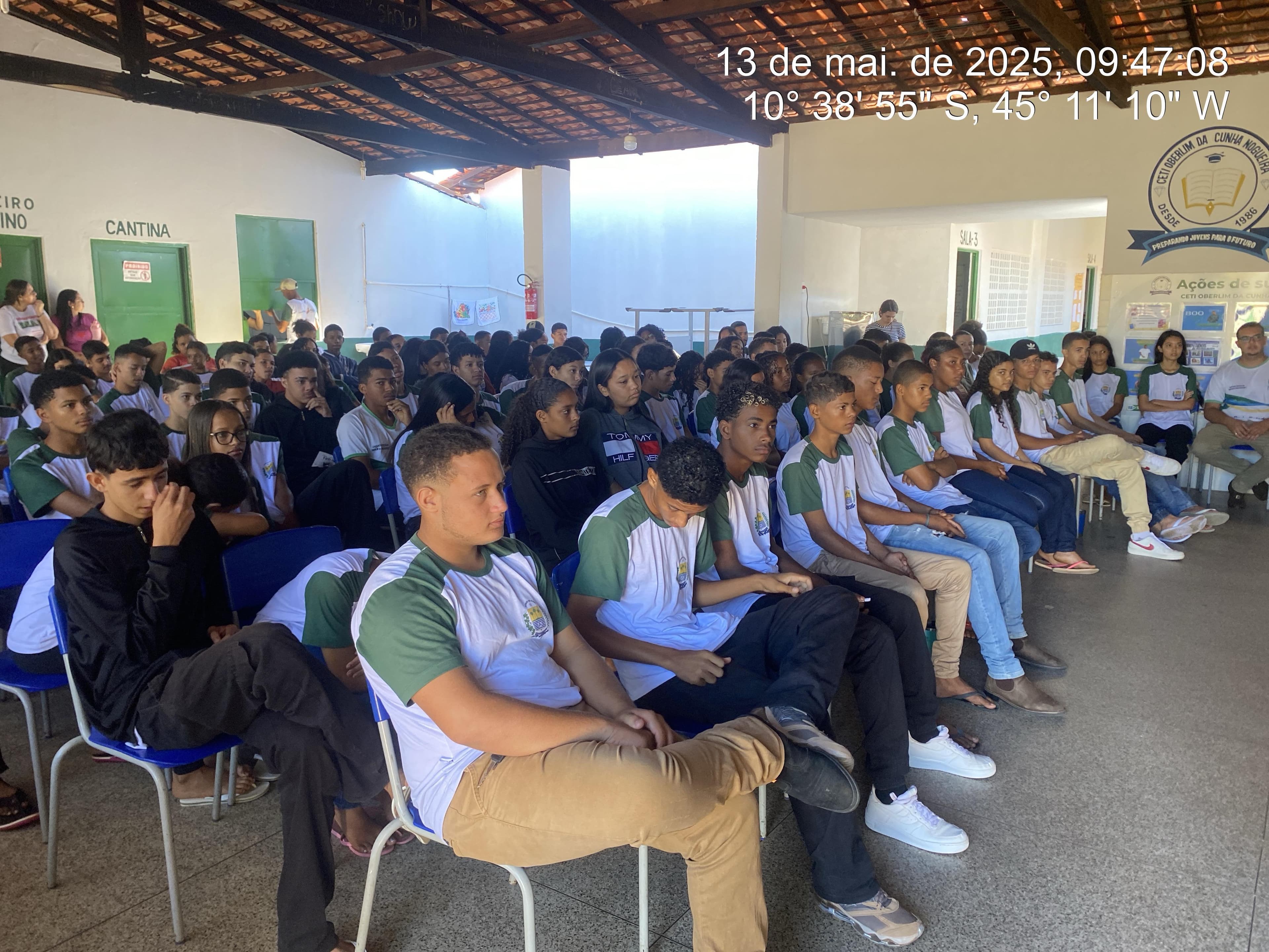 Alunos da Escola de Tempo Integral Oberlim da Cunha Nogueira