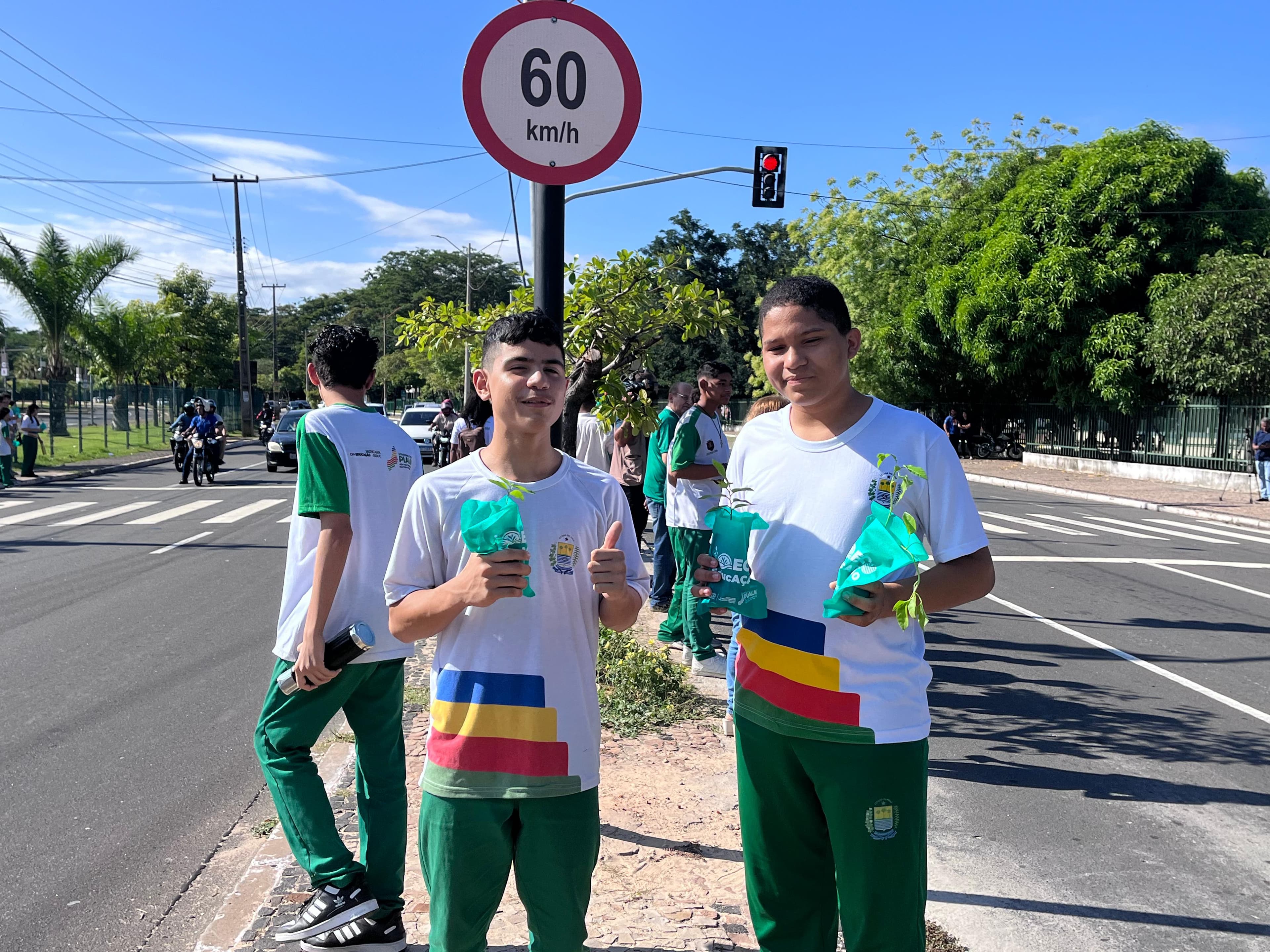 Blitz Ecológica: Semarh distribui mudas em frente ao Centro Educacional Ambiental em Teresina