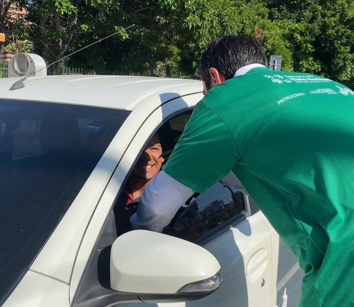 Blitz Ecológica: Semarh distribui mudas em frente ao Centro Educacional Ambiental em Teresina
