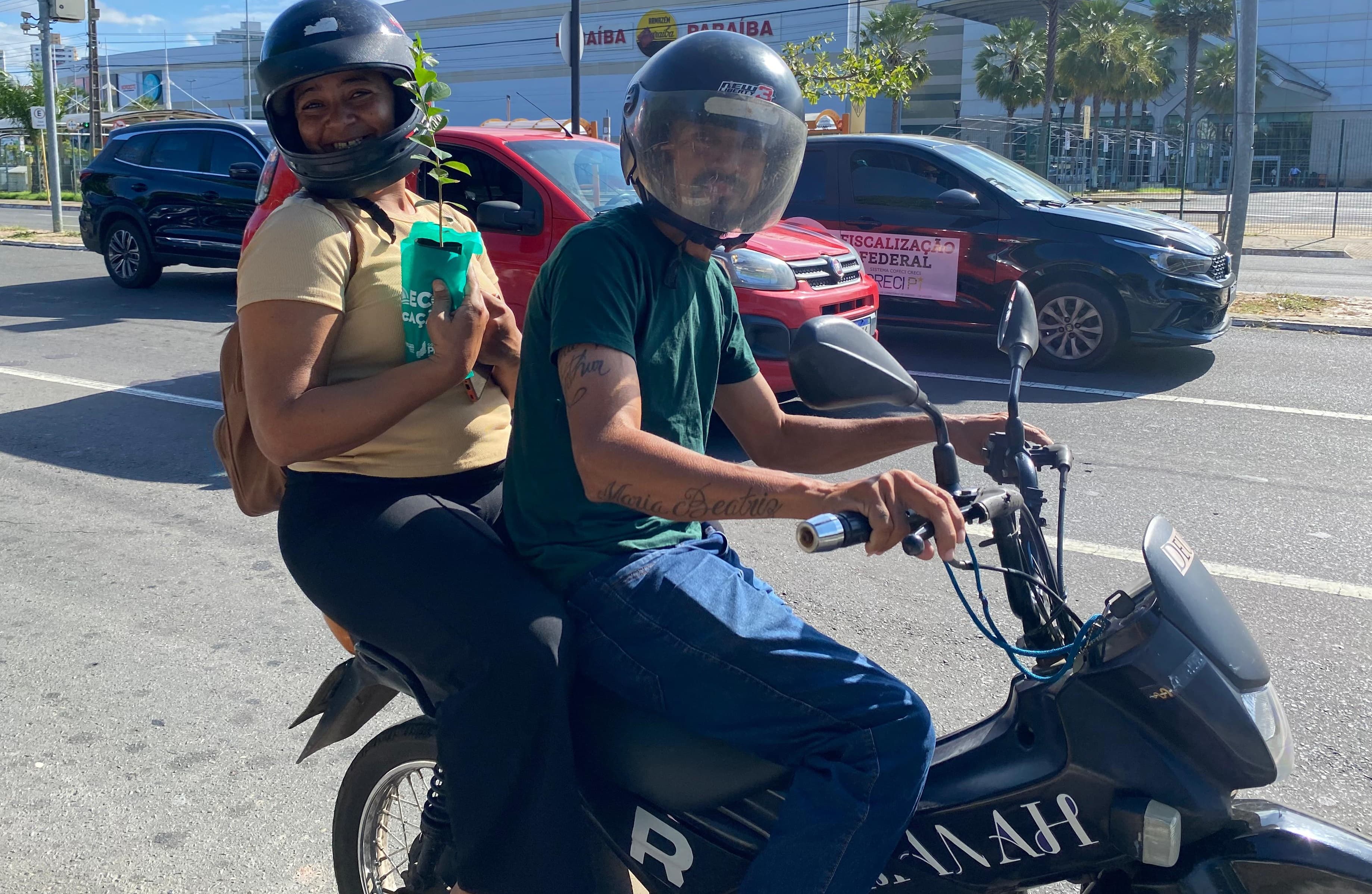 Blitz Ecológica: Semarh distribui mudas em frente ao Centro Educacional Ambiental em Teresina
