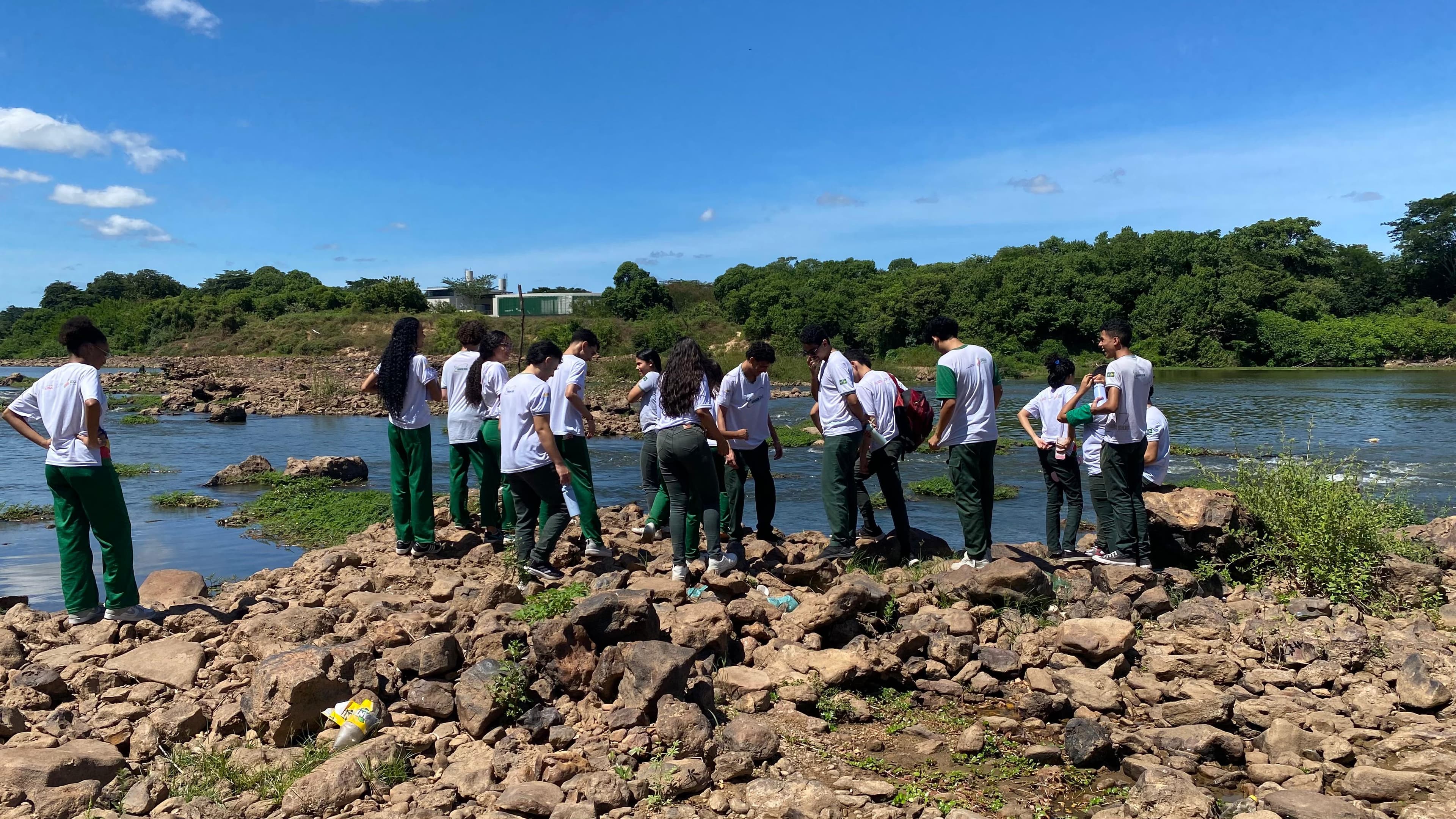 Alunos do Piauí mergulham no meio ambiente com visita ao CEA e floresta fóssil