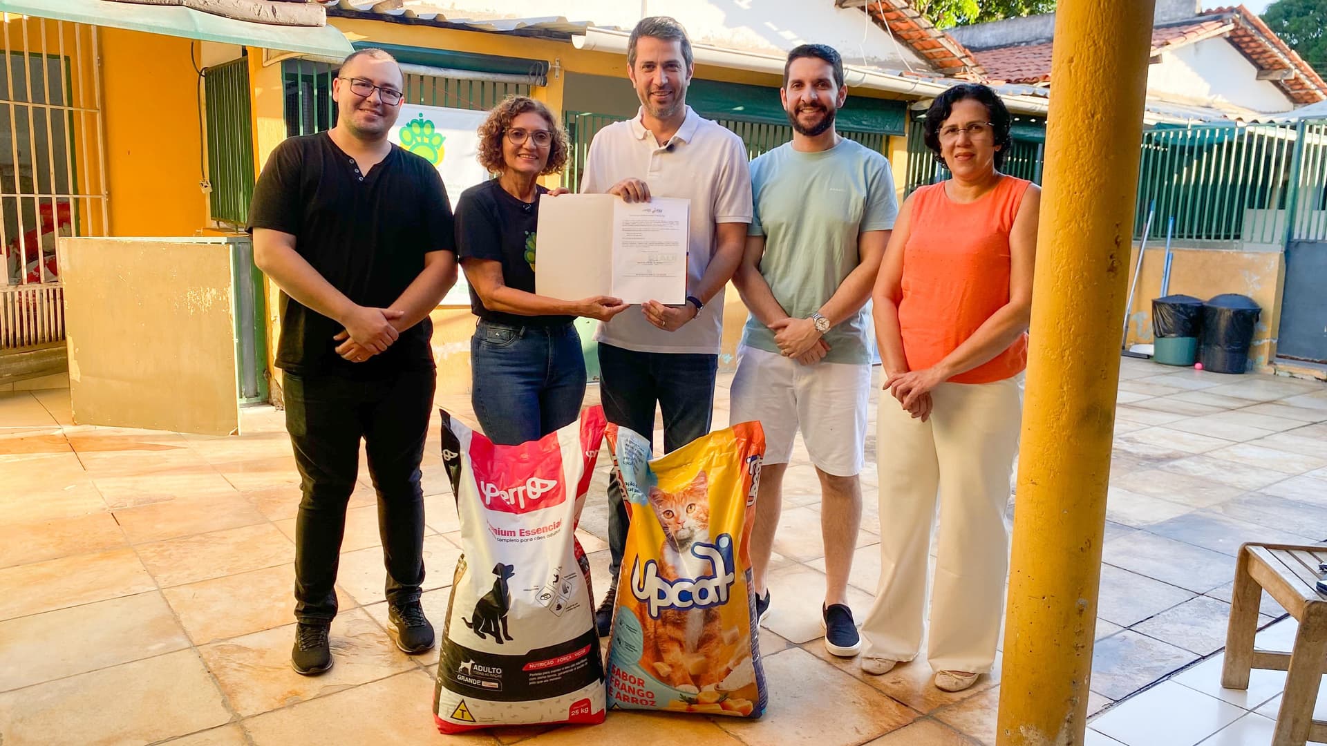 Semarh doa meia tonelada de ração e garante 25 castrações para animais da APIPA