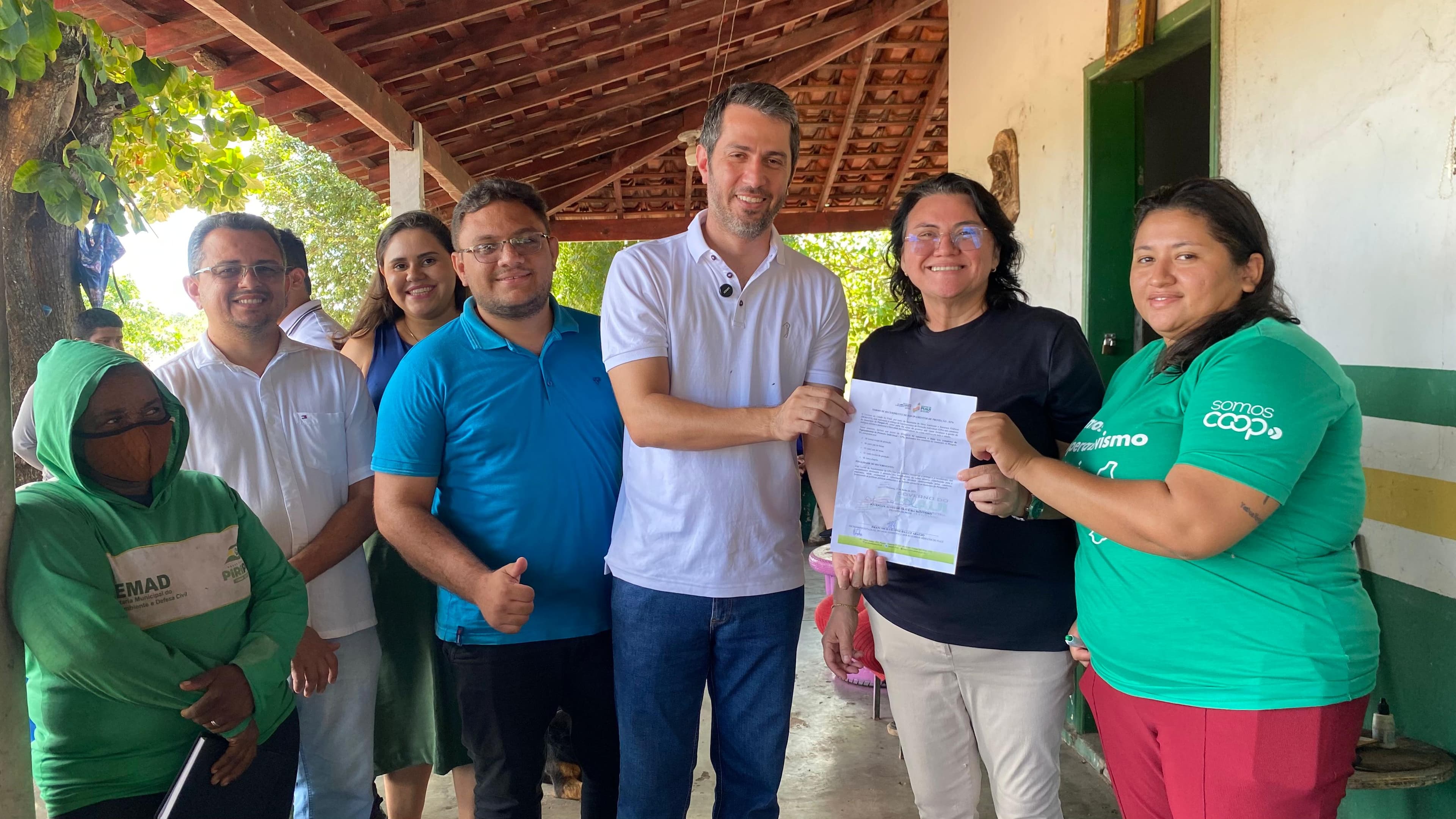 Secretário Feliphe Araújo entregando o material