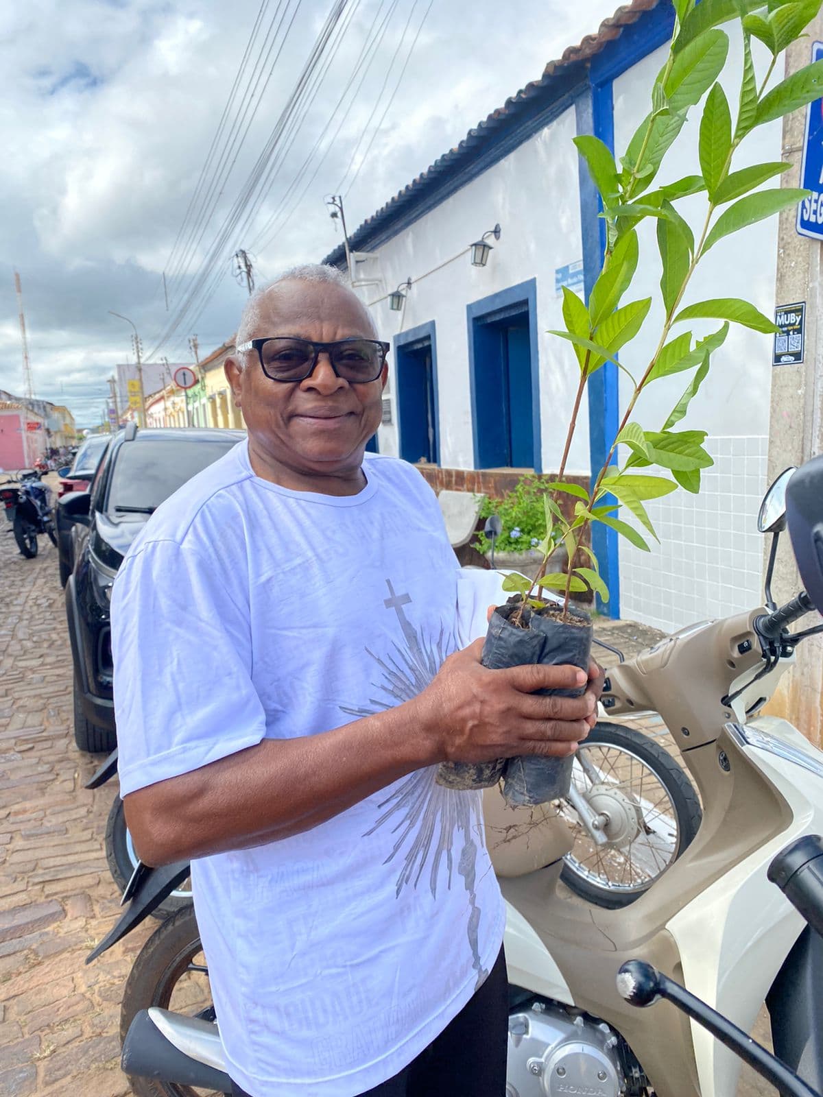 Logo no primeiro dia, foram doadas 2.200 mudas à Prefeitura e plantadas 200 árvores frutíferas no Bosque do Turista.