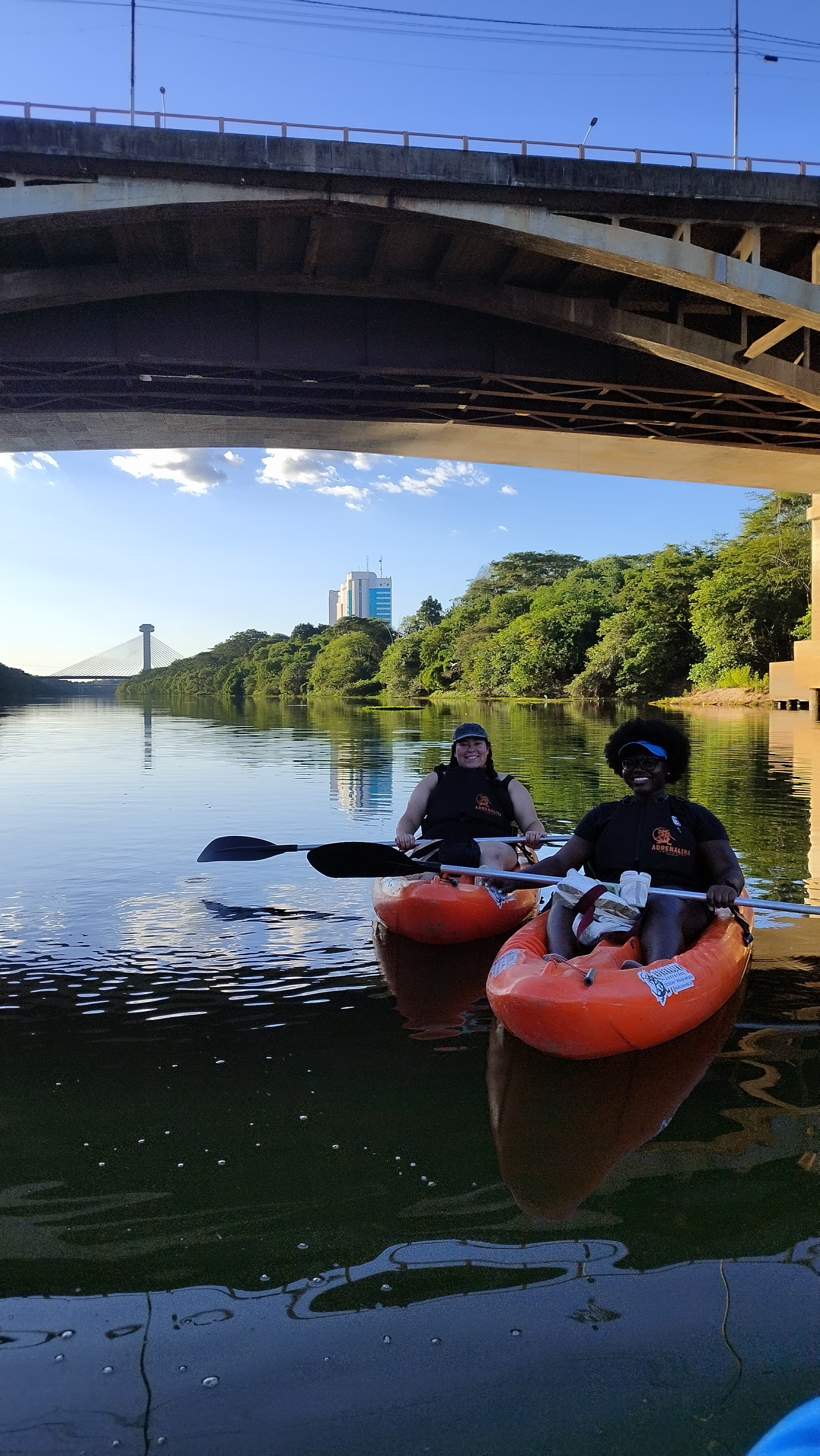 Durante sua visita, elas realizaram um passeio de caiaque pelo Rio Poti, ficando maravilhadas com a beleza natural do local.