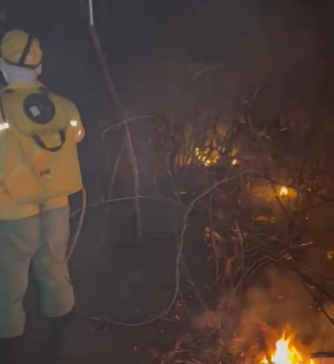 Brigadistas de Eliseu Martins enfrentam incêndio durante a madrugada e evitam que fogo alcance rodovia