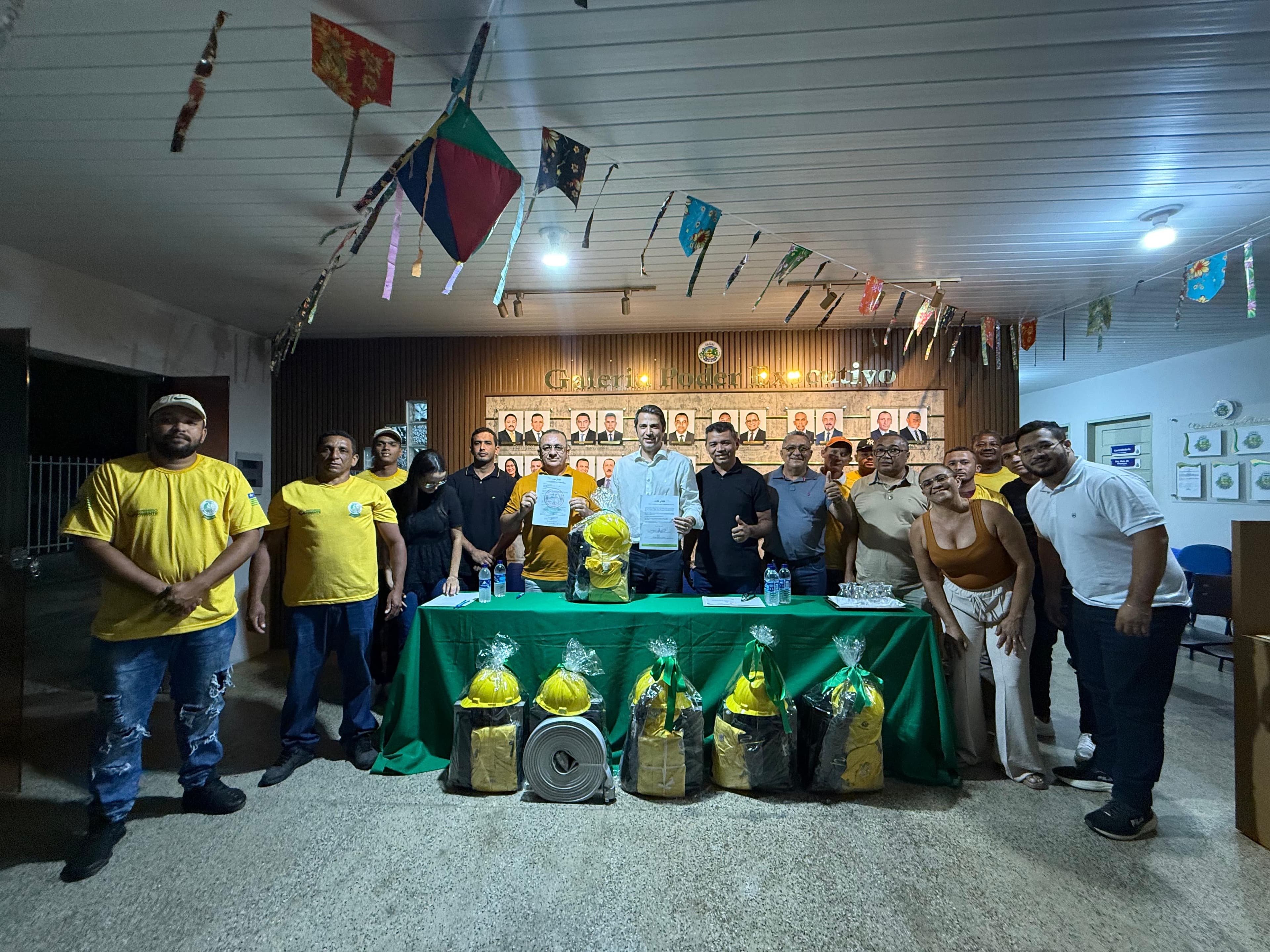 Brigada recebendo os kits