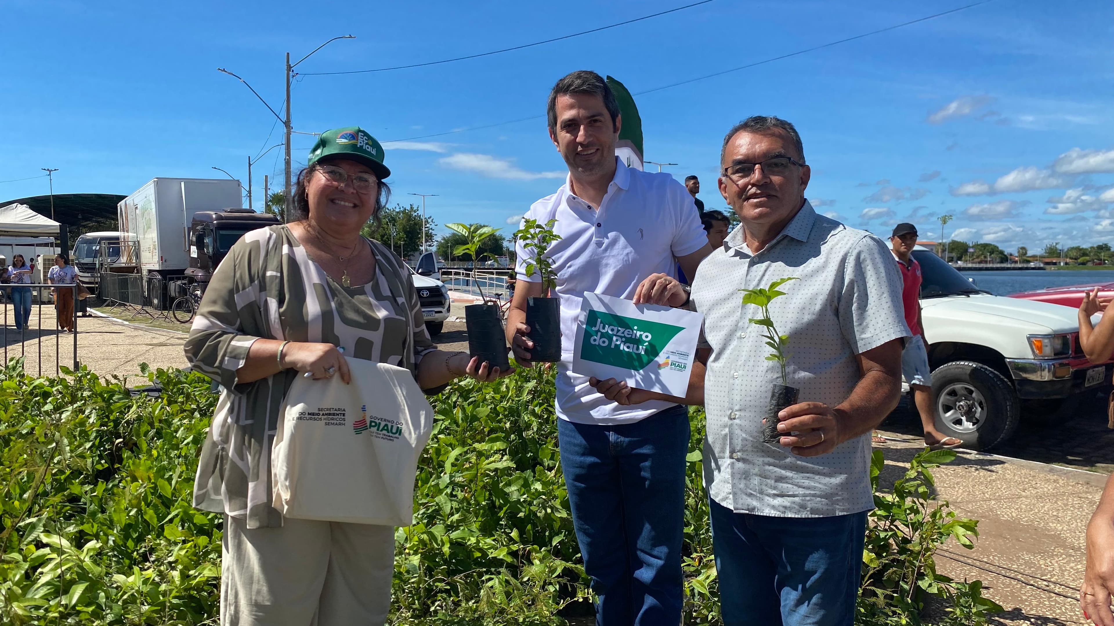 Secretário de Meio Ambiente realizando a entrega de mudas