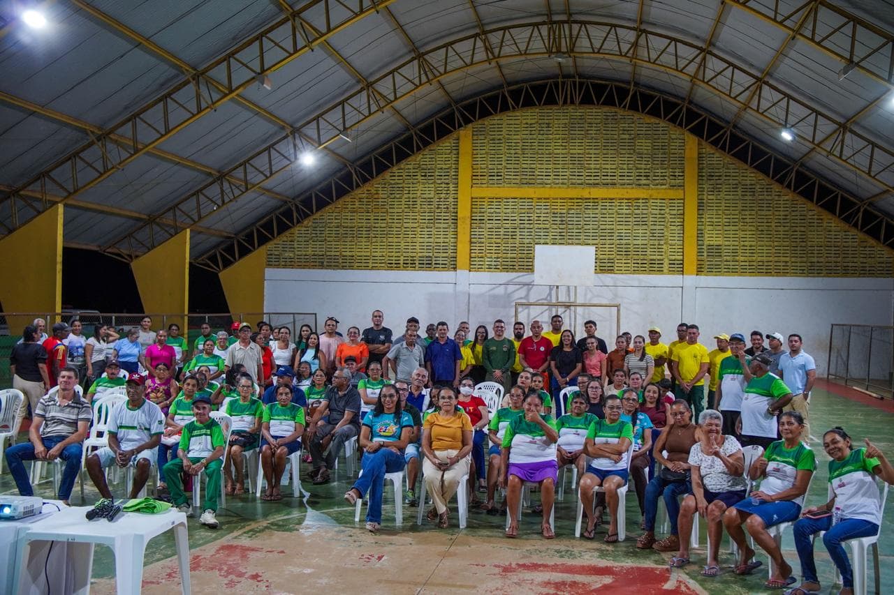 Estiveram presentes secretários municipais, gestores, alunos da rede EJA, agricultores e brigadistas.