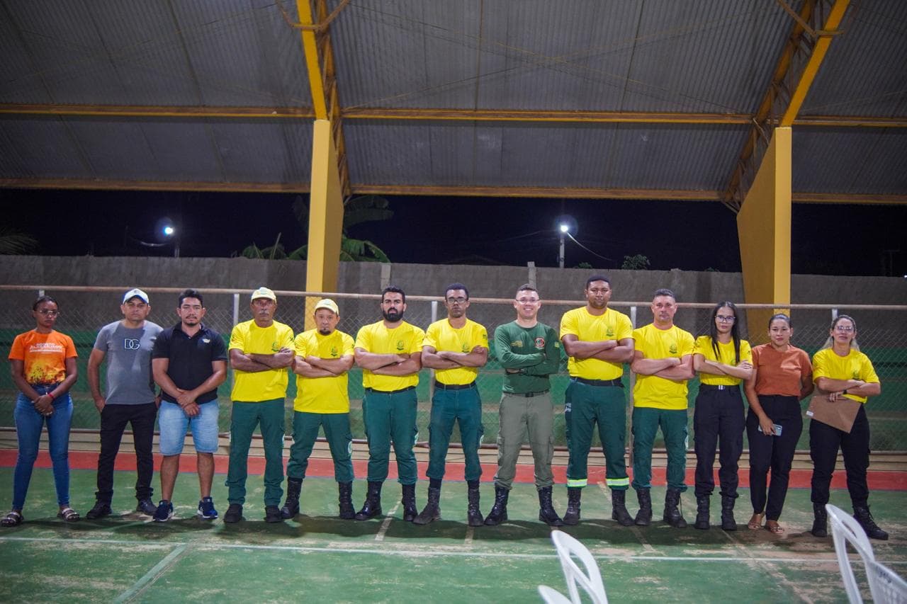 Estiveram presentes secretários municipais, gestores, alunos da rede EJA, agricultores e brigadistas.