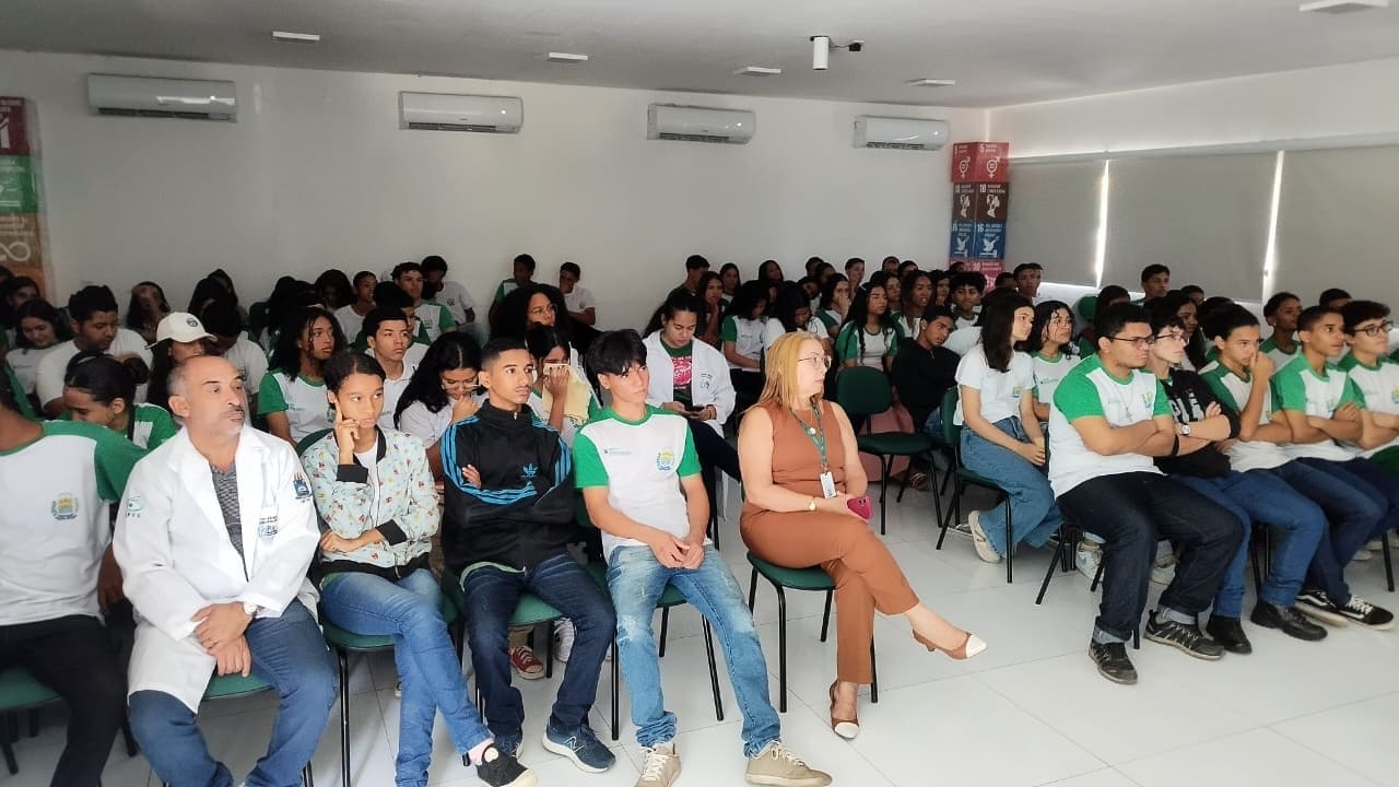 Alunos conhecem Centro de Educação Ambiental e visitam Parque da Floresta Fóssil