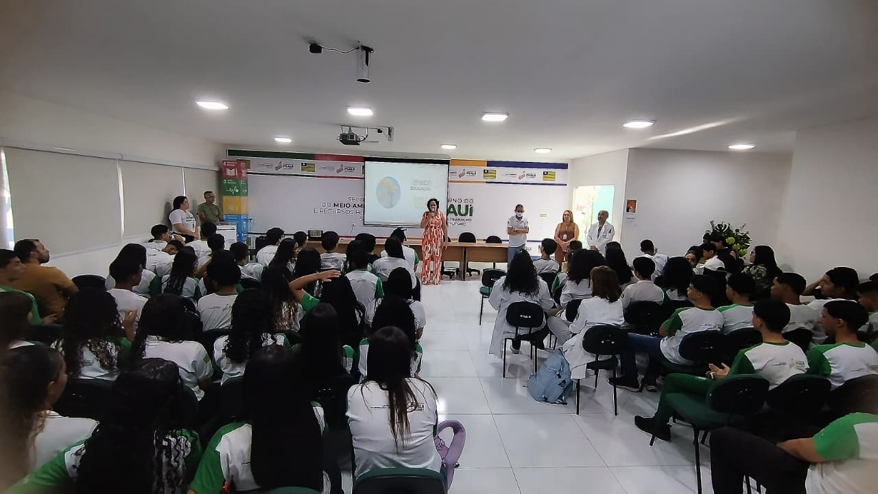 Alunos conhecem Centro de Educação Ambiental e visitam Parque da Floresta Fóssil