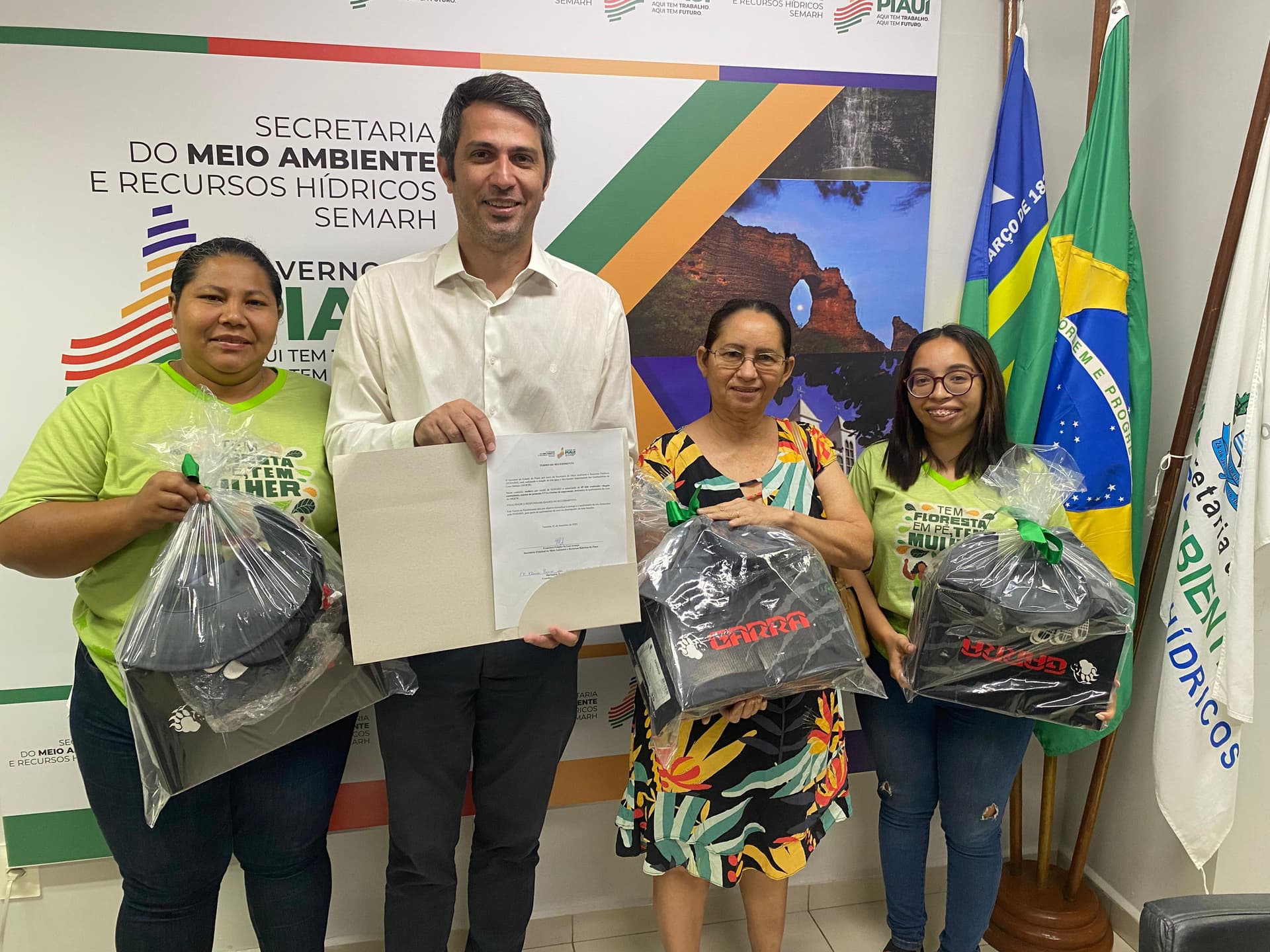 Semarh entrega 45 kits para quebradeiras de coco no Piauí e anuncia fiscalização contra derrubada de babaçuais