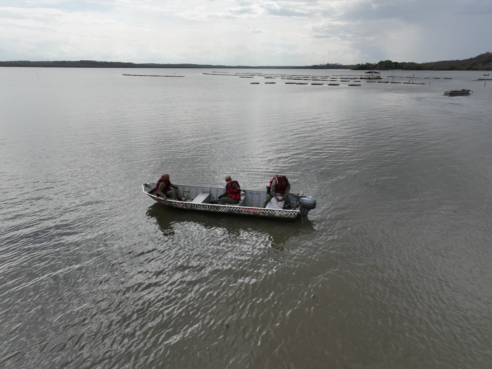 O período do defeso da piracema, vigente de 16 de novembro a 16 de março de 2025, proíbe a pesca em um raio de 1500 metros antes e depois de barragens, cachoeiras e corredeiras do Rio Parnaíba.