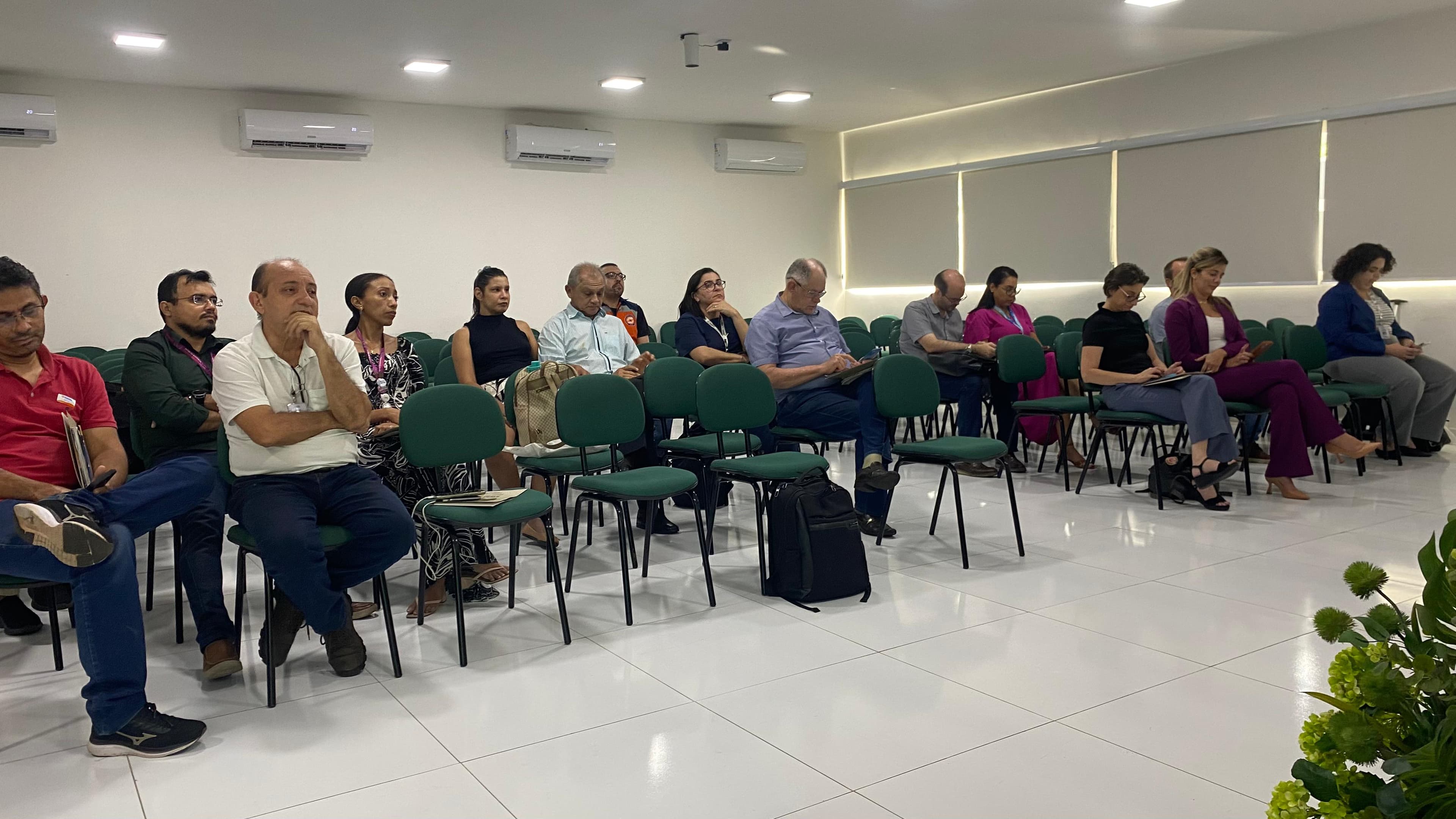 Estavam presentes: representantes do governo, ONGs, estudantes e sociedade civil.