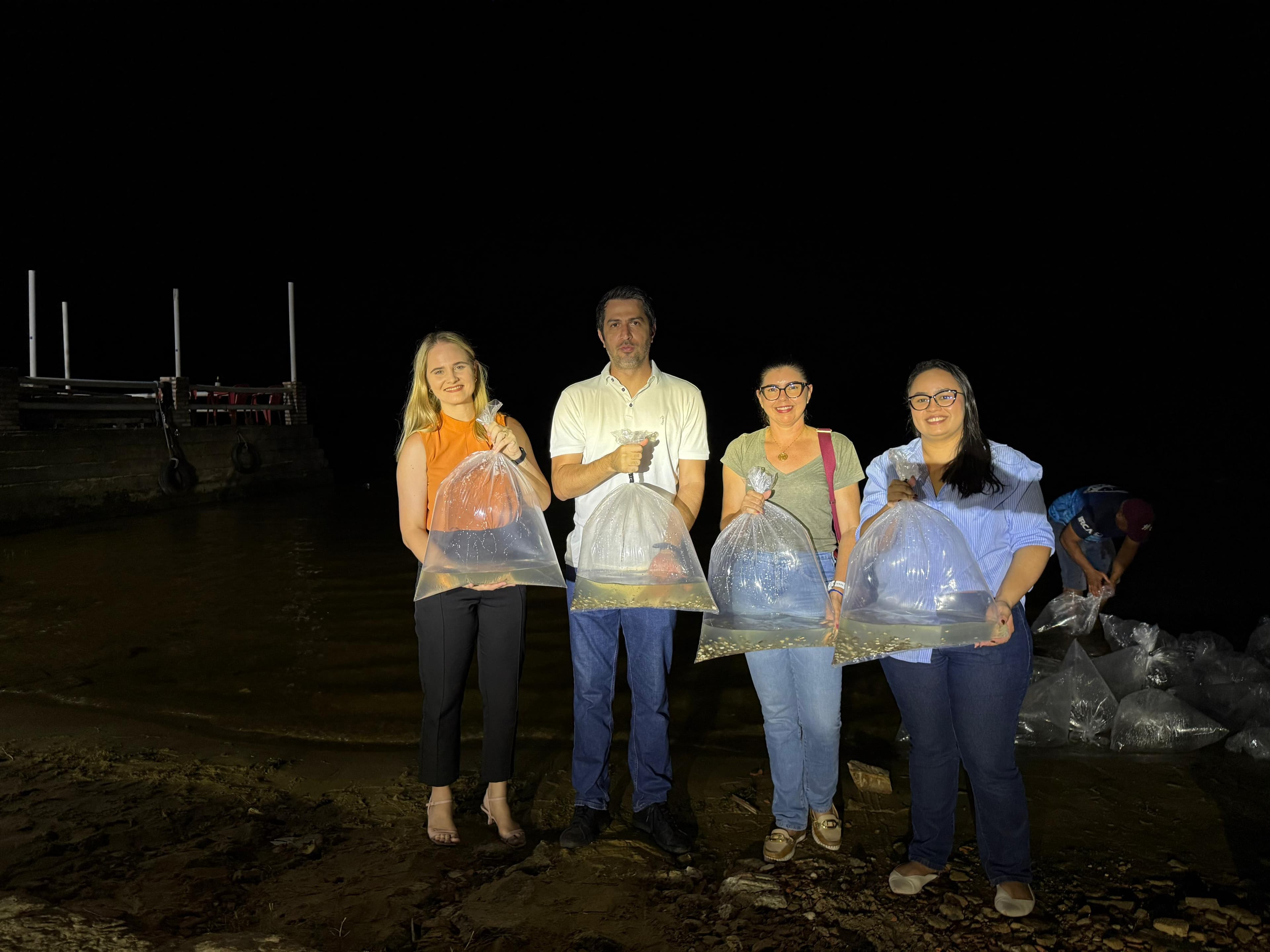 Secretário faz entrega 200 mil alevinos em ação de peixamento em Lagoa do Portinho.