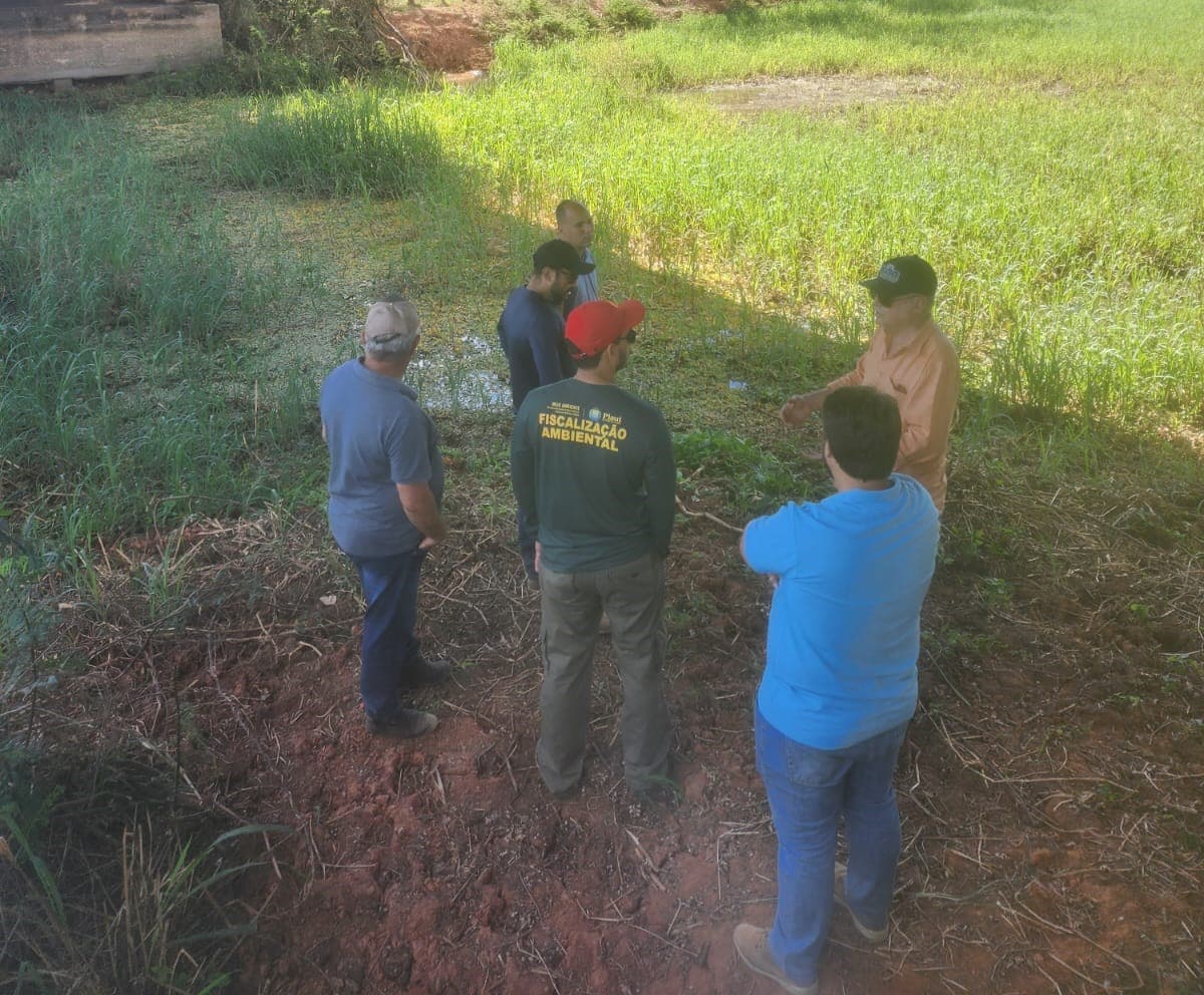 Auditores da Semarh realizando a vistoria