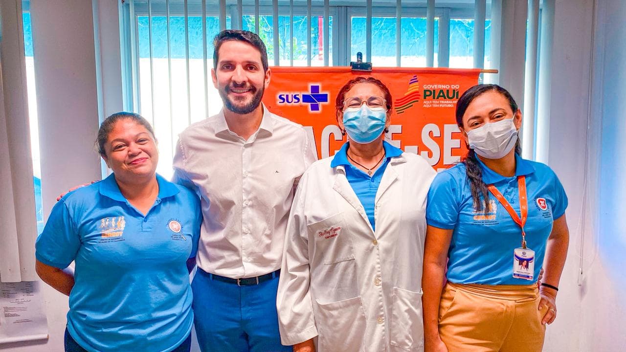 Superintendente e profissionais do Cerest