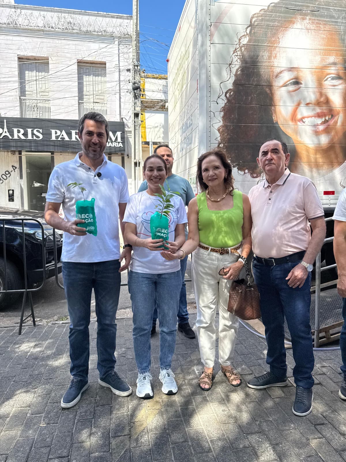 As mudas foram doadas tanto às prefeituras, que poderão utilizá-las em ações de arborização urbana